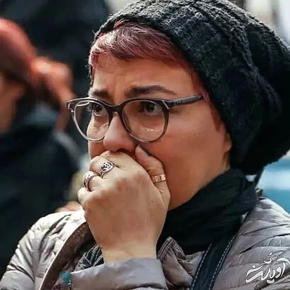 تصویر اندوهگین آناهیتا همتی در خاکسپاریِ شهرام عبدلی